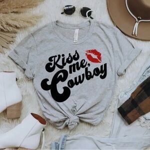 Gray 'Kiss Me Cowboy' Graphic Tee